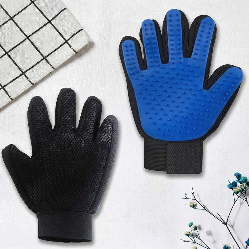 CozyPaws™ pet grooming glove in use during bath time – lathers shampoo and deshed simultaneously